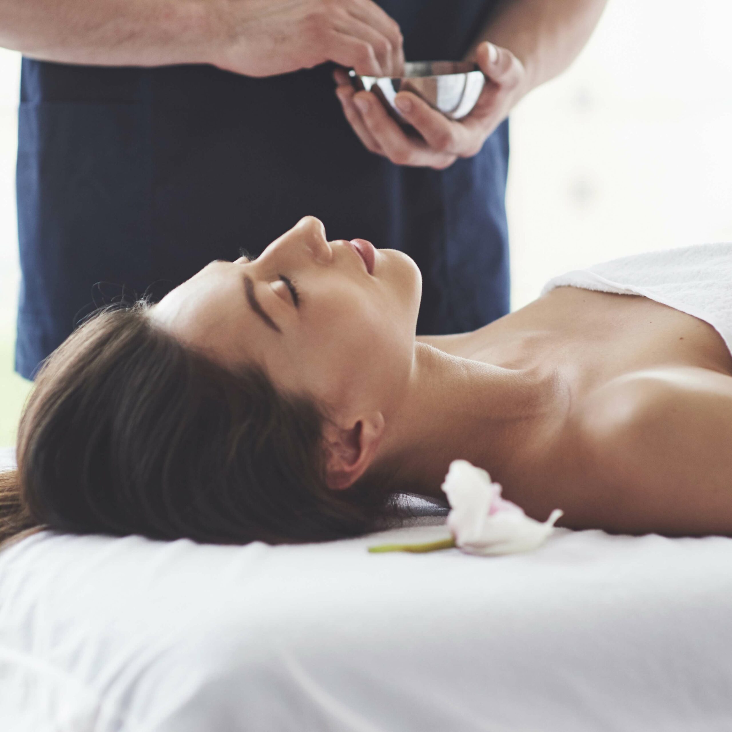 masseur-prepares-procedure-massage-with-health-improving-effect-relaxation-pleasure-square